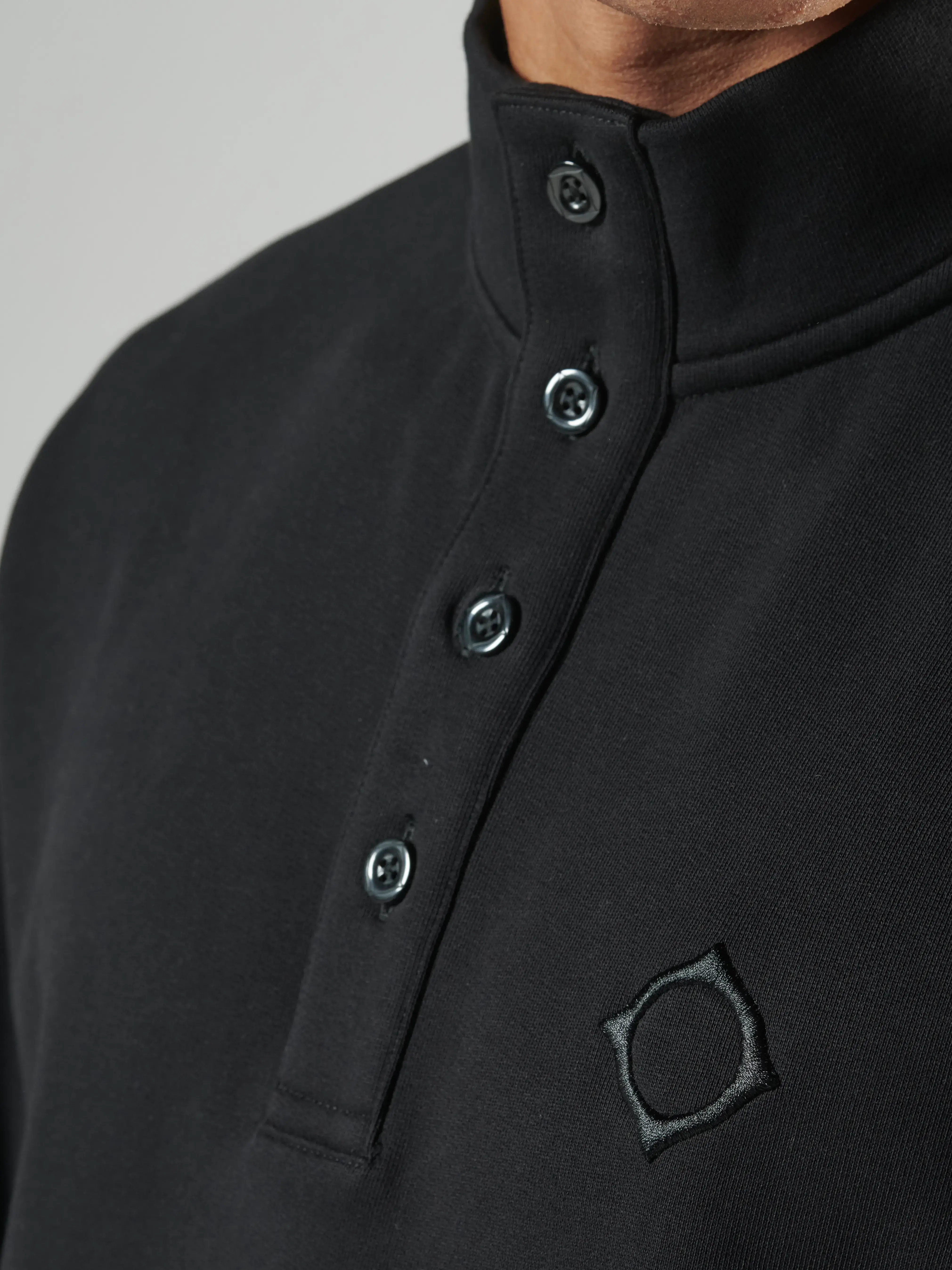 STRIA FUNNEL BOX SWEAT Jet Black