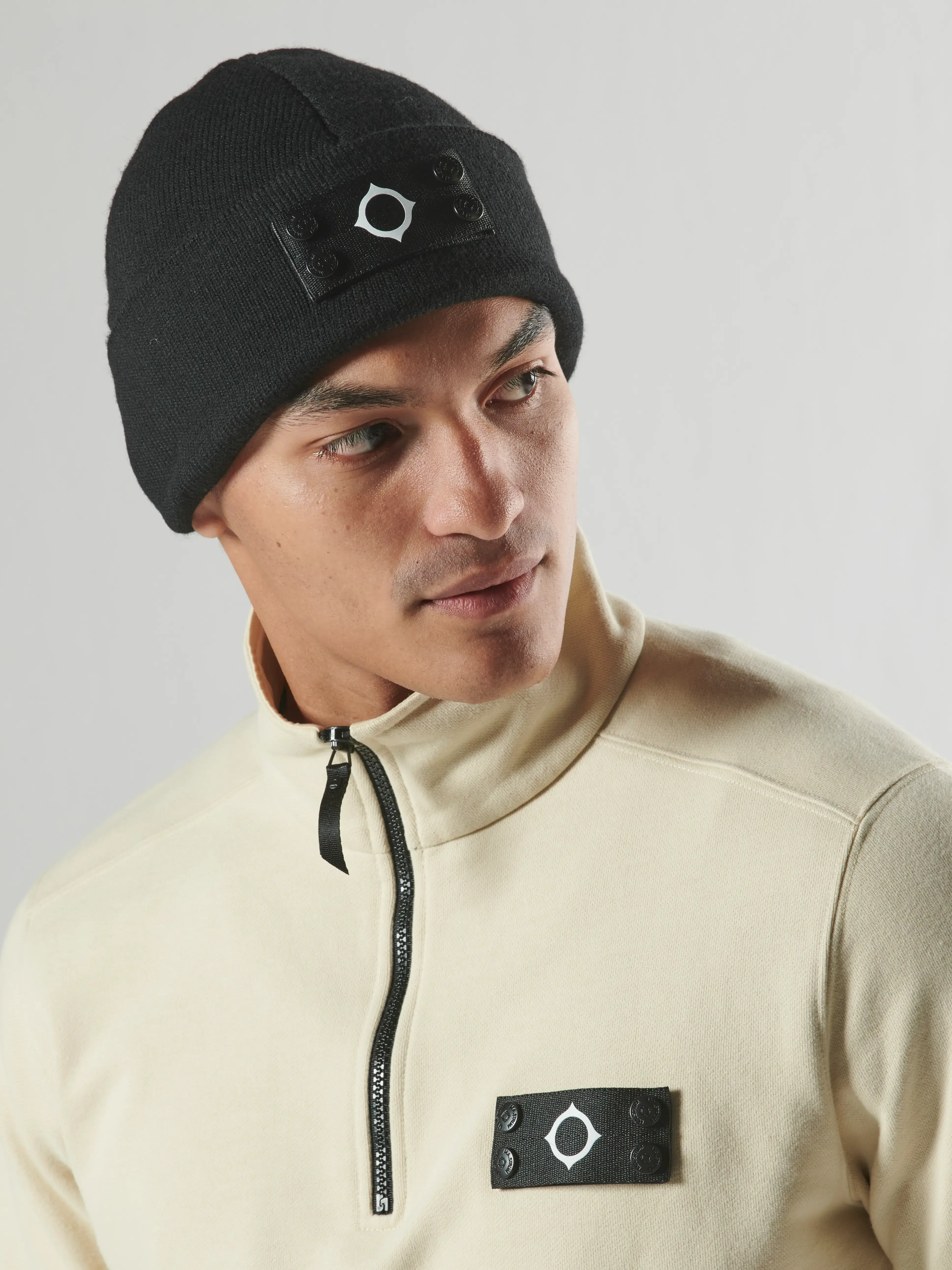 KNITTED BADGE BEANIE Jet Black