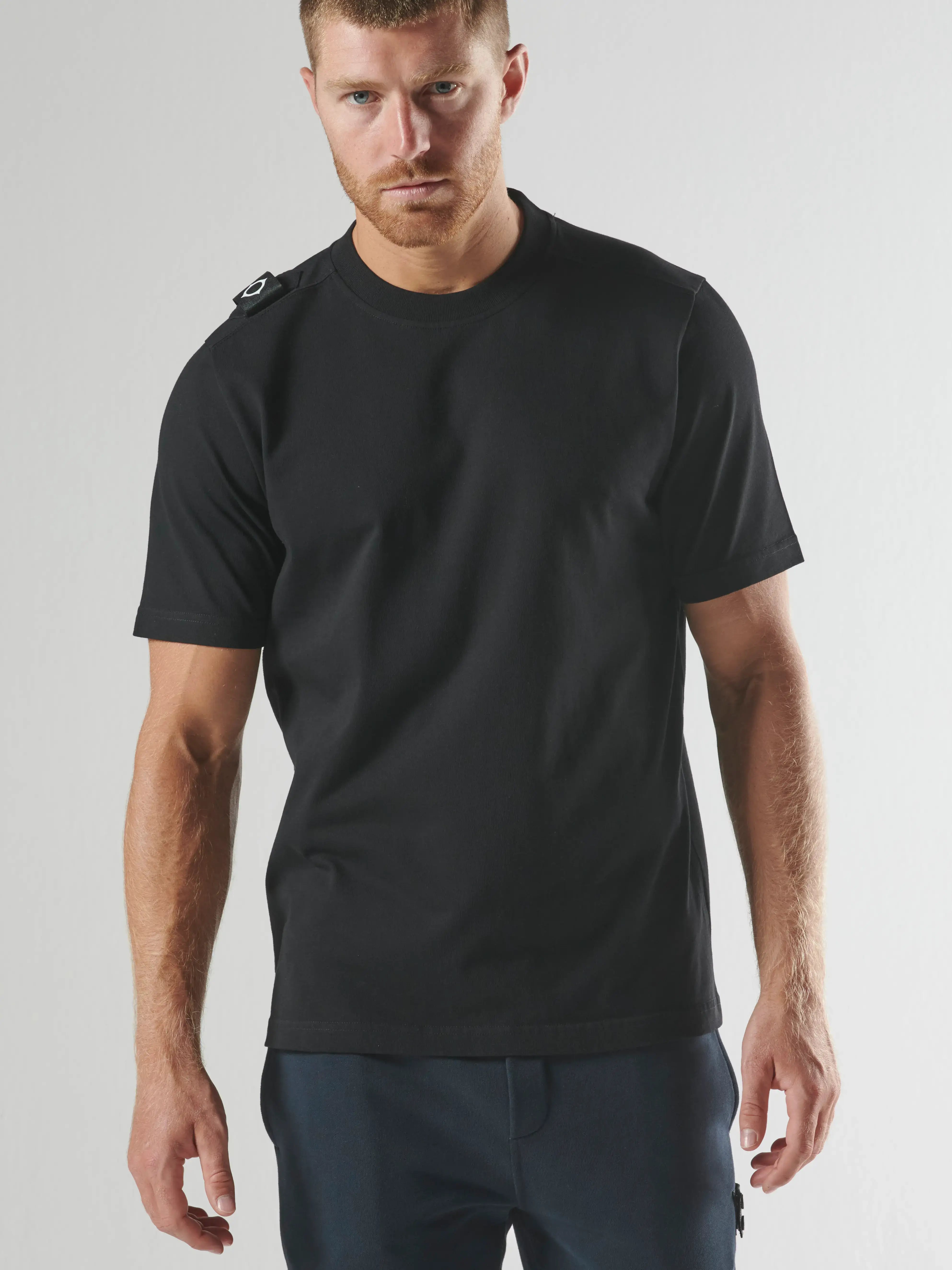 BADGE TEE Jet Black