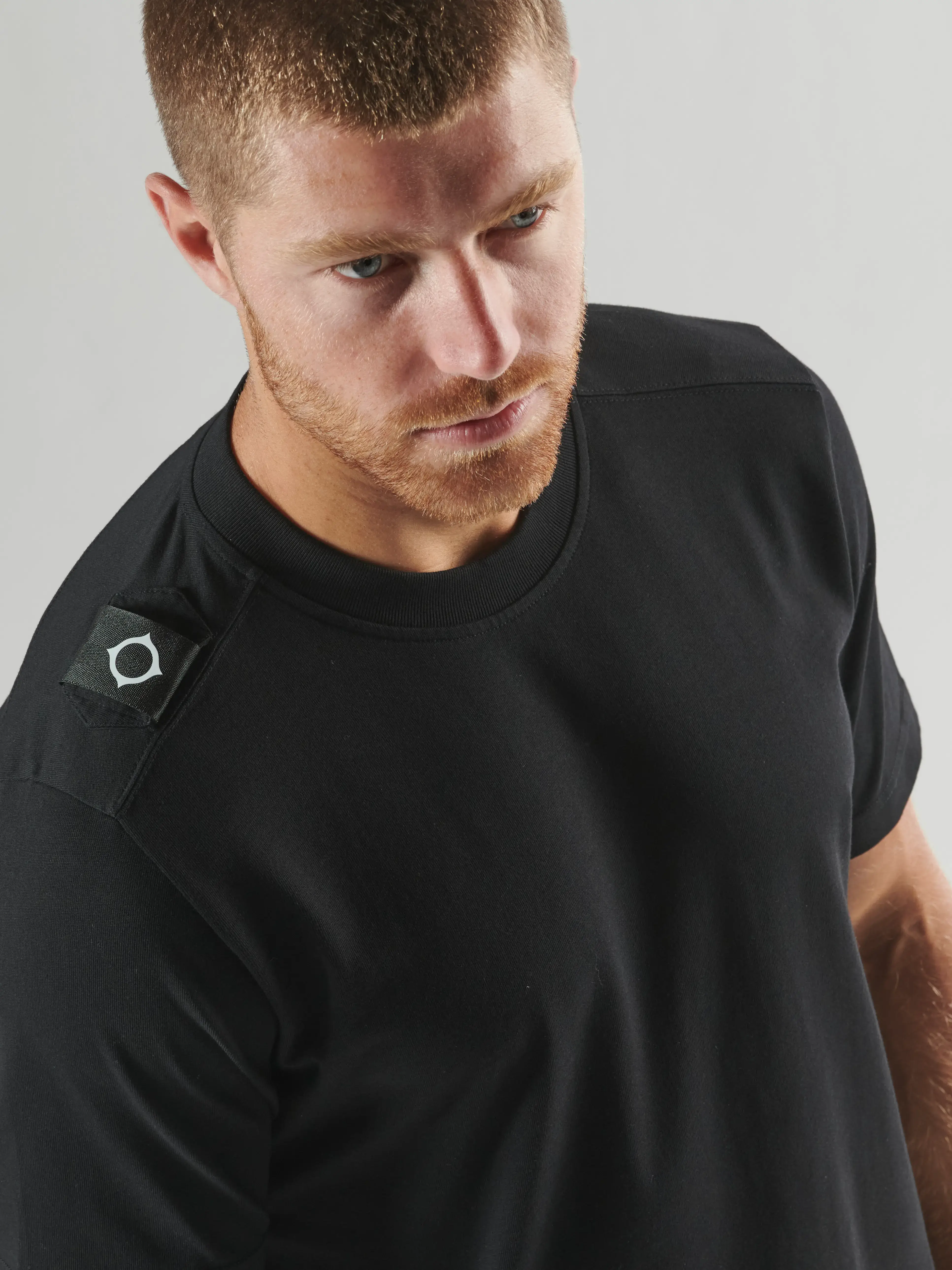 BADGE TEE Jet Black