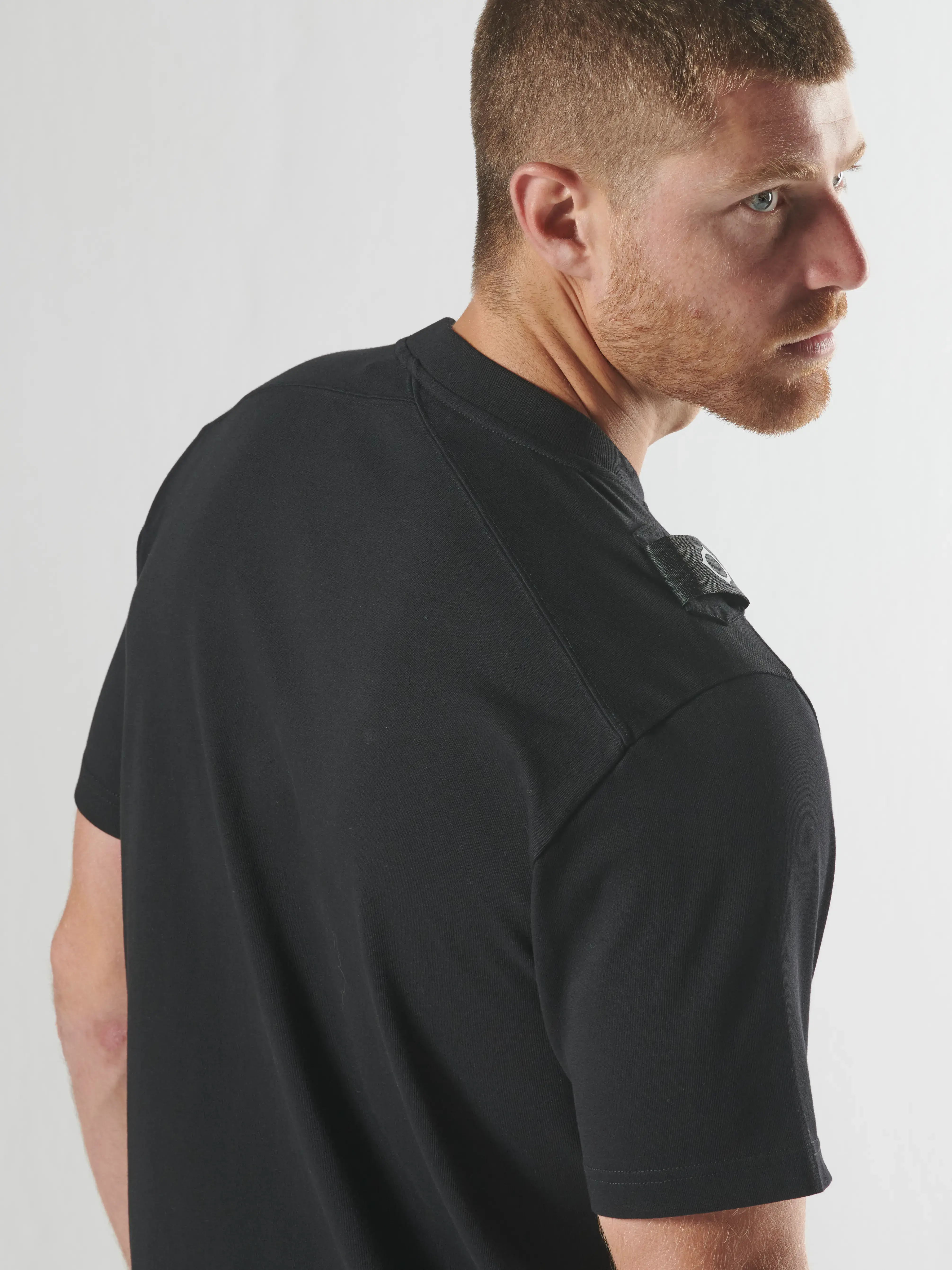 BADGE TEE Jet Black